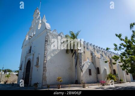 Facciata della chiesa di Iglesia de Santiago, una bella chiesa in stile barocco del 18 ° secolo, Merida, Yucatan, Messico Foto Stock