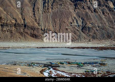 Un ponte di ferro rivestito che collega le strade nazionali delle autostrade in Ladakh, Jammu e Kashmir, India, Asia. Le montagne di neve in Ladakh sono incredibili. Orizzontale. Foto Stock