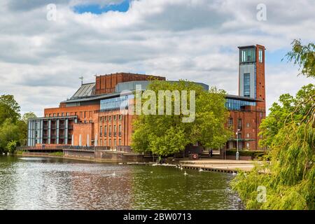 Il Teatro RSC, risviluppato sulle rive del fiume Avon a Stratford Upon Avon, Inghilterra Foto Stock