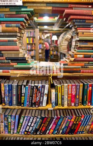 L'ultimo negozio di libri e dischi Airy Bookstore offre articoli nuovi e usati in uno spazio multilivello adornato con arte locale a Los Angeles, California Foto Stock