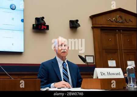 John Howard MD, MPH, JD, LLM, MBA, Direttore, Istituto Nazionale per la sicurezza e la salute sul lavoro, Washington, DC offre le sue osservazioni di apertura davanti a un Comitato della Camera degli Stati Uniti per l'istruzione e il lavoro sottocomitato per la protezione della forza lavoro udienza: "Esame delle azioni del governo federale per proteggere i lavoratori dalla COVID-19" nell'edificio Rayburn House Office di Capitol Hill a Washington, DC, in Capitol Hill a Washington, DC, giovedì 28 maggio 2020. Credit: Rod Lamb/Pool via CNP | utilizzo in tutto il mondo Foto Stock