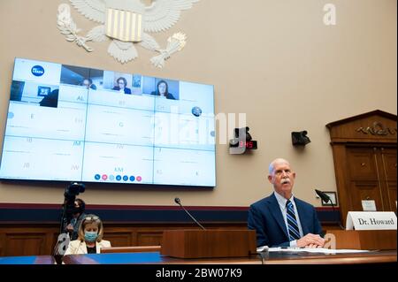 John Howard MD, MPH, JD, LLM, MBA, Direttore, Istituto Nazionale per la sicurezza e la salute sul lavoro, Washington, DC offre le sue osservazioni di apertura davanti a un Comitato della Camera degli Stati Uniti per l'istruzione e il lavoro sottocomitato per la protezione della forza lavoro udienza: "Esame delle azioni del governo federale per proteggere i lavoratori dalla COVID-19" nell'edificio Rayburn House Office di Capitol Hill a Washington, DC, in Capitol Hill a Washington, DC, giovedì 28 maggio 2020. Credit: Rod Lamb/Pool via CNP | utilizzo in tutto il mondo Foto Stock