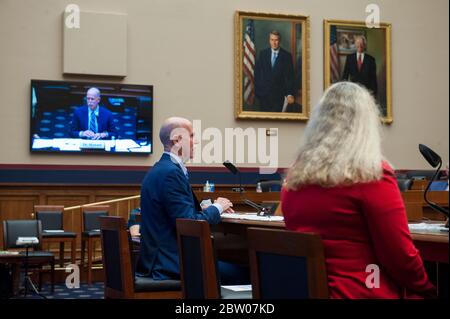 John Howard MD, MPH, JD, LLM, MBA, Direttore, Istituto Nazionale per la sicurezza e la salute sul lavoro, Washington, DC offre le sue osservazioni di apertura davanti a un Comitato della Camera degli Stati Uniti per l'istruzione e il lavoro sottocomitato per la protezione della forza lavoro udienza: "Esame delle azioni del governo federale per proteggere i lavoratori dalla COVID-19" nell'edificio Rayburn House Office di Capitol Hill a Washington, DC, in Capitol Hill a Washington, DC, giovedì 28 maggio 2020. Credit: Rod Lamb/Pool via CNP | utilizzo in tutto il mondo Foto Stock