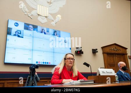 Loren Sweatt Principal Vice Segretario aggiunto, Occupational Safety and Health Administration, Washington, DC (sinistra) offre le sue osservazioni di apertura come John Howard MD, MPH, JD, LLM, MBA, Direttore, Istituto Nazionale per la sicurezza e la salute sul lavoro, Washington, DC (destra) ascolta, Come testimoniano davanti ad un Comitato della Camera degli Stati Uniti per l'istruzione e il lavoro sottocomitato per la protezione della forza lavoro audizione: 'Esaminare le azioni dei governi federali per proteggere i lavoratori da COVID-19' nel Rayburn House Office Building a Capitol Hill a Washington, DC, in Capitol Hill a Washington, DC, Thur Foto Stock