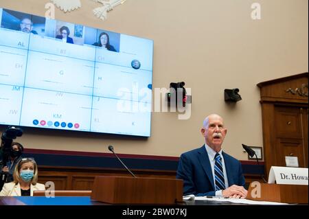 John Howard MD, MPH, JD, LLM, MBA, Direttore, Istituto Nazionale per la sicurezza e la salute sul lavoro, Washington, DC offre le sue osservazioni di apertura davanti a un Comitato della Camera degli Stati Uniti per l'istruzione e il lavoro sottocomitato per la protezione della forza lavoro udienza: "Esame delle azioni del governo federale per proteggere i lavoratori dalla COVID-19" nell'edificio Rayburn House Office di Capitol Hill a Washington, DC, in Capitol Hill a Washington, DC, giovedì 28 maggio 2020. Credit: Rod Lamb/Pool via CNP | utilizzo in tutto il mondo Foto Stock