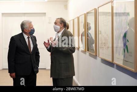 Rostock, Germania. 28 Maggio 2020. Joachim Gauck (lr), ex presidente federale della Germania, e Günther Uecker, artista, si parlano l'un l'altro alla Kunsthalle nella mostra di Uecker "omaggio a Hafez". La mostra con 42 opere di Günter Uecker in onore del poeta iraniano Hafez von Schiraz aprirà il 29.05.2020. Credit: Bernd Wüstneck/dpa-Zentralbild/dpa/Alamy Live News Foto Stock