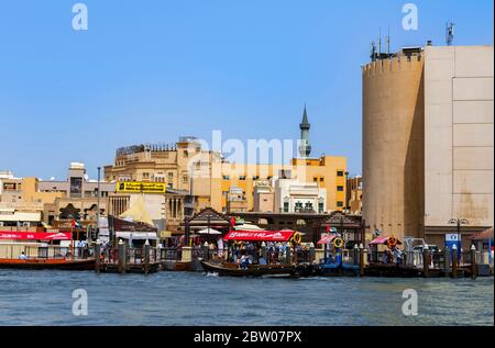 Giornata di sole sul Creek nella vecchia Dubai Foto Stock