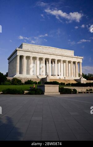 Lincoln Memorial, Washington, D.C. fotografato al mattino, a colori verticale. Cielo blu, con nuvole, buon spazio di copia. Foto Stock