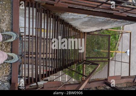Si trova sul bordo della scala di ferro. Scala di ferro barre. Foto Stock