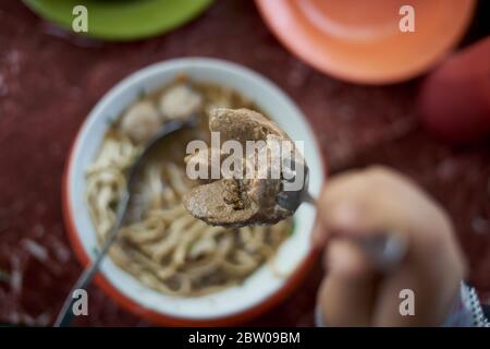 Polpette e Noodles zuppa e verdure al mercato di Street food. Cibo tradizionale indonesiano delizioso Foto Stock