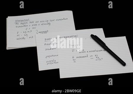 Revisione fisica GCSE con schede flash e libro di esercizi Foto Stock