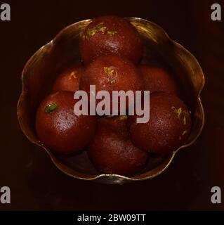 Gulab Jamun, un dolce indiano tradizionale servito in una ciotola di ottone. Mithai indiano, piatto indiano, cucina indiana Foto Stock