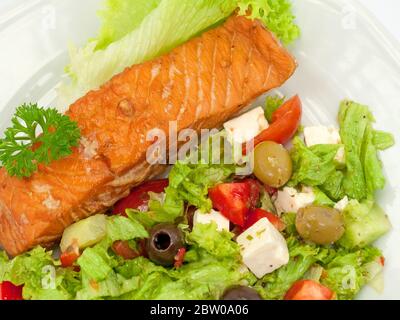 Salmone Stremell servito su un piatto di insalata Foto Stock