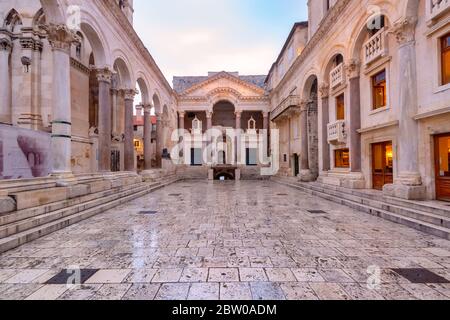 Peristyle, piazza centrale all'interno del Palazzo di Diocleziano nella Città Vecchia di Spalato, la seconda città più grande della Croazia al mattino Foto Stock