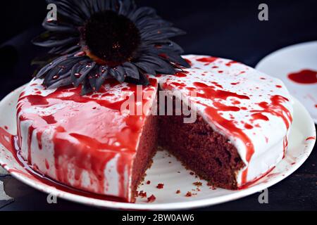 Torta di Halloween di velluto rosso sanguinante Foto Stock
