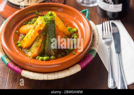 Tajine vegetale con zucchine, pastinache, piselli, carote Foto Stock
