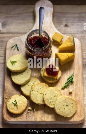 Cracker di rosmarino con cheddar, rish, rosmarino Foto Stock