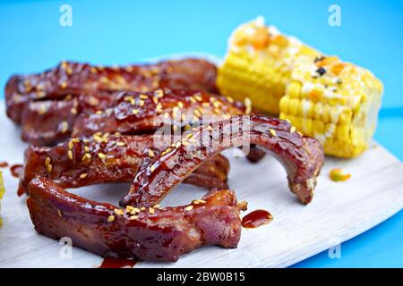 Costolette cotte con semi di sesamo, mais Foto Stock