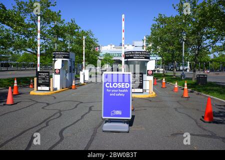 Il segno di chiuso per la vostra salute e sicurezza presso l'entrata del parcheggio vuoto del Liberty Science Center durante lo scoppio della pandemia di Coronavirus.Liberty Science Center.Jersey City.New Jersey.USA Foto Stock