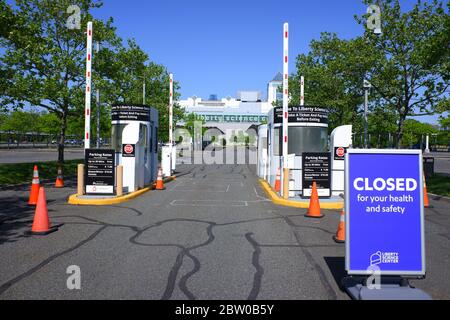 Il segno di chiuso per la vostra salute e sicurezza presso l'entrata del parcheggio vuoto del Liberty Science Center durante lo scoppio della pandemia di Coronavirus.Liberty Science Center.Jersey City.New Jersey.USA Foto Stock