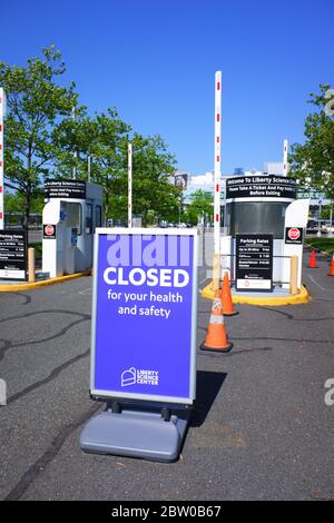 Il segno di chiuso per la vostra salute e sicurezza presso l'entrata del parcheggio vuoto del Liberty Science Center durante lo scoppio della pandemia di Coronavirus.Liberty Science Center.Jersey City.New Jersey.USA Foto Stock