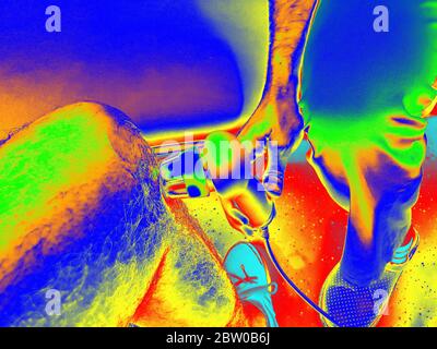 L'immagine termica del fisioterapista sta applicando la terapia a ultrasuoni sulla lesione del ginocchio con il trasduttore della testa a ultrasuoni Foto Stock