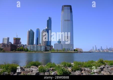 La vista di Jersey City con 30 Hudson Street aka Goldman Sachs Tower and Apartment buildings.Jersey City.New Jersey.USA Foto Stock
