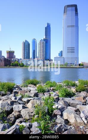 La vista di Jersey City con 30 Hudson Street aka Goldman Sachs Tower and Apartment buildings.Jersey City.New Jersey.USA Foto Stock
