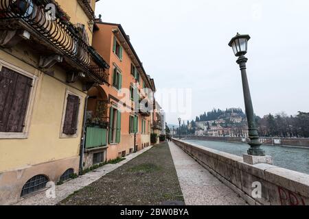 VERONA, ITALIA - 14 MARZO 2018: Foto grandangolare di edifici colorati e del fiume Adige durante una bella giornata a Verona Foto Stock
