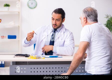 Paziente che soffre del diabete che visita il medico Foto Stock