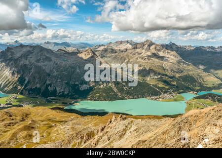 Vista verso Silvaplana vista dal Corvatsch, Valle Engadina, Svizzera Foto Stock