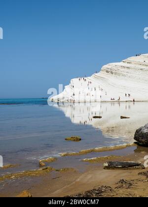 una spiaggia sulle bianche scogliere di marmo della scala dei turchi in sicilia Foto Stock