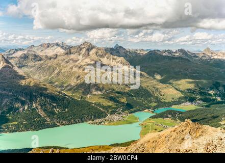 Vista verso Silvaplana vista dal Corvatsch, Valle Engadina, Svizzera Foto Stock