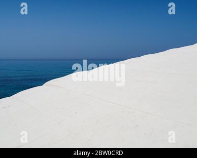 il contrasto luminoso della scala dei turchi alla luce del sole con il cielo e il mare sullo sfondo Foto Stock