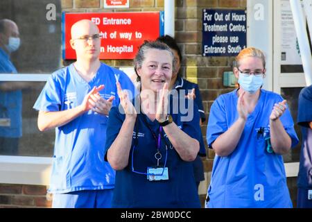 Dorset County Hospital, Dorchester, Dorset, Regno Unito. 28 maggio 2020. Medici, infermieri e personale di prima linea fuori dall'ingresso di emergenza e incidente al Dorset County Hospital di Dorchester in Dorset per clap per l'ultimo tempo per NHS, Carers, Key Workers e Front Line staff. Immagine: Graham Hunt/Alamy Live News Foto Stock