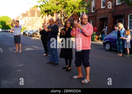 Neighbours of Annemarie Plas, 36, un cittadino olandese che vive nel sud di Londra e ha creato il Clap settimanale delle 20:00 per i nostri carceri, a Londra meridionale si unisce agli applausi per salutare gli eroi locali durante il Clap nazionale di giovedì per i carceri per riconoscere e sostenere i lavoratori e gli assistenti della NHS che combattono la pandemia del coronavirus. Foto Stock