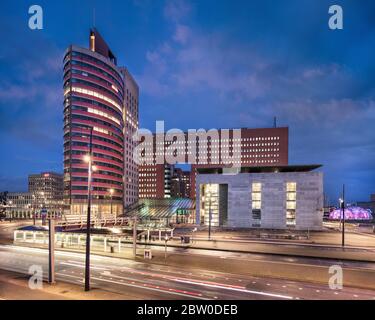 Architettura moderna in Piazza Wilhelmina, Kop van Zuid. L'area industriale risviluppata è sede di un'architettura innovativa. Foto Stock