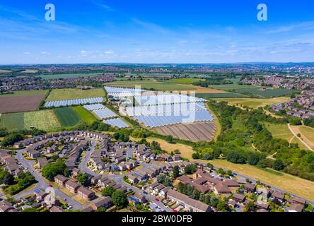 Foto aerea del centro di Rothwell a Leeds West Yorkshire nel Regno Unito che mostra le tipiche abitazioni britanniche e le aree suburbane su una soleggiata su Foto Stock