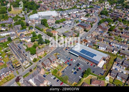 Foto aerea del centro di Rothwell a Leeds West Yorkshire nel Regno Unito che mostra le tipiche abitazioni britanniche e le aree suburbane su una soleggiata su Foto Stock