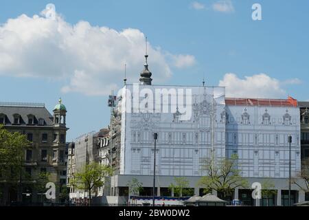 Due torri della chiesa di Grossmünster a Zurigo, Svizzera con il cielo blu e una nuvola bianca sullo sfondo. Foto Stock