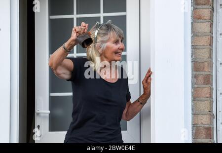 Brighton UK 28 maggio 2020 - i residenti e vicini del Queens Park a Brighton si uniscono al Clap per i nostri Carers per il personale NHS e i lavoratori chiave stasera durante il coronavirus COVID-19 pandemic . : Credit Simon Dack / Alamy Live News Foto Stock