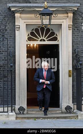 Il primo Ministro Boris Johnson cammina per unirsi al settimanale Clap for Carers al di fuori della sua residenza ufficiale di Londra a Downing Street. Foto Stock