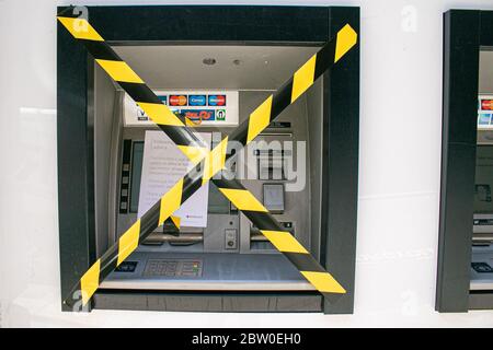 LONDRA, REGNO UNITO. 28 maggio 2020. È stata registrata una banca ATM per consentire ai clienti di prendere le distanze sociali al fine di limitare la diffusione del corvid-19 coronavirus. Credit: amer Ghazzal/Alamy Live News Foto Stock
