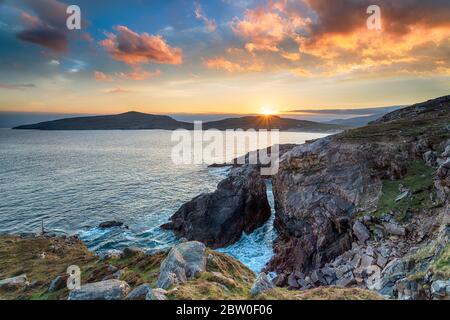 Spettacolare tramonto sulle scogliere di Hushinish sull'isola di Harris nelle Ebridi esterne della Scozia Foto Stock