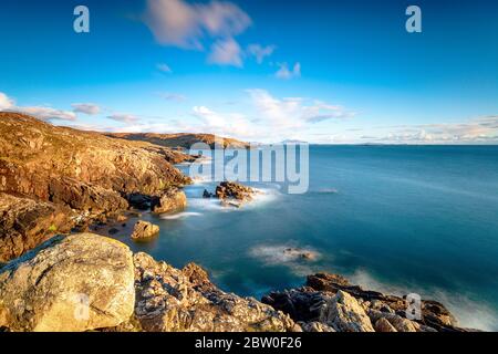 Una lunga esposizione dalle scogliere di Hushinish sull'isola di Harris nelle isole occidentali della Scozia Foto Stock