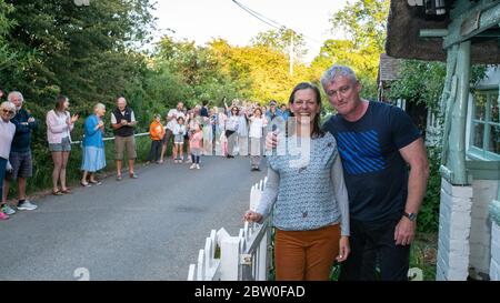 Arkesden, Essex, Regno Unito. 28 maggio 2020. Londra Ambulance paramedics, marito e moglie squadra Tony e Claire Brady ottenere un ultimo ringraziamento clap dai loro amici e vicini nel loro villaggio di casa di Arkesden, Essex. Credit: Mark Bourdillon/Alamy Live News Foto Stock