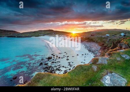 Splendido tramonto sulla spiaggia di sabbia bianca di Hushinish sull'isola di Harris, nelle isole occidentali della Scozia Foto Stock