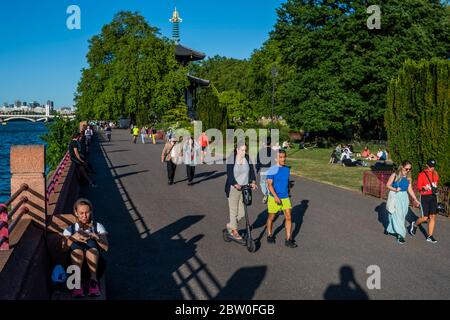 Londra, Regno Unito. 28 Maggio 2020. Godendo il sole serale a Battersea Park mentre il sole riparte. Il "blocco" continua per l'epidemia di Coronavirus (Covid 19) a Londra. Credit: Guy Bell/Alamy Live News Foto Stock