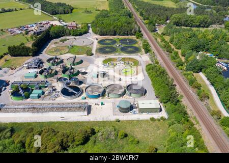 Foto aerea dei serbatoi di depurazione di un moderno impianto di trattamento delle acque reflue, l'impianto di trattamento delle acque reflue e delle acque reflue si trova nella città di Methley Foto Stock