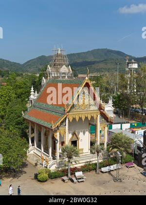 dh Wat chalong tempio buddista PHUKET THAILANDIA Wat Chaiyatharam buddismo tempio santuario esterno turisti Foto Stock